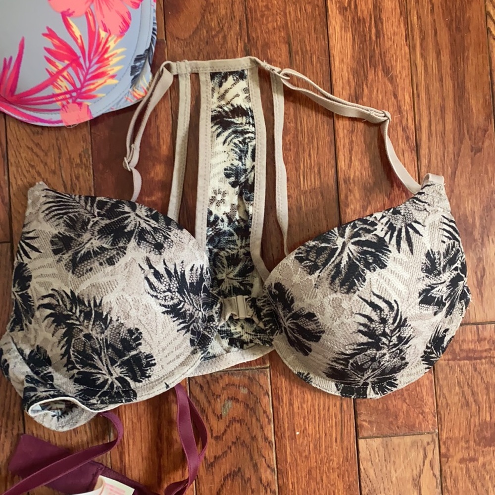 Four VS Bras - Picture 3 of 5